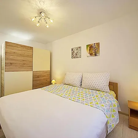 Holiday Kne Evi * Valtura