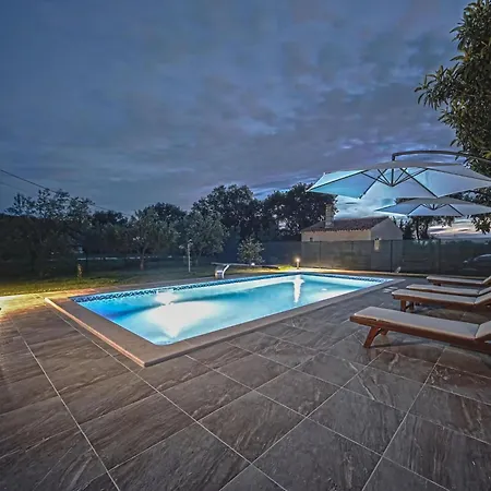 Holiday Kne Evi Valtura